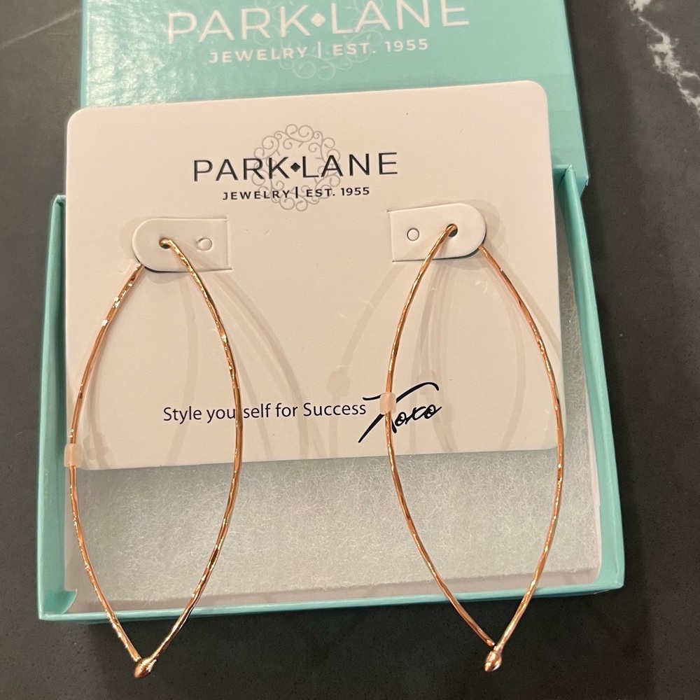 New in pkg Park Lane Rosegold earrings